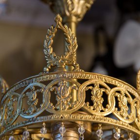 Антикварный подвесной светильник с кабашонами